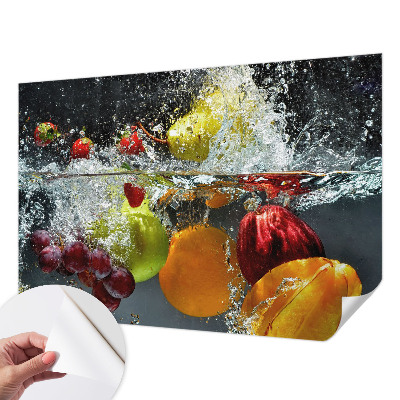 Zelfklevende behangsticker met een print van fruit in water