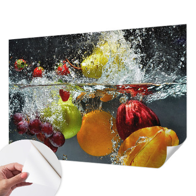 Zelfklevende behangsticker met een print van fruit in water