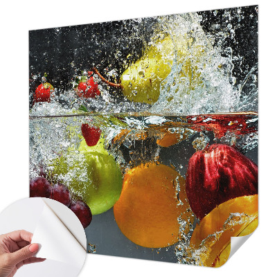 Zelfklevende behangsticker met een print van fruit in water