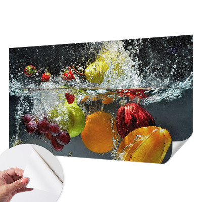 Zelfklevende behangsticker met een print van fruit in water