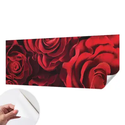 Zelfklevende behangsticker met een motief van rode rozen