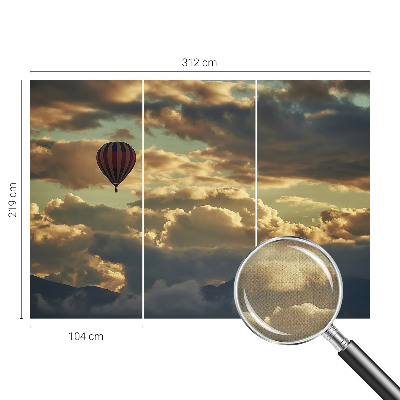 Fotobehang babykamer met een print van een ballon tussen de wolken