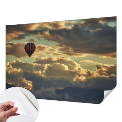 Fotobehang babykamer met een print van een ballon tussen de wolken