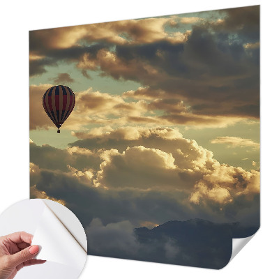 Fotobehang babykamer met een print van een ballon tussen de wolken