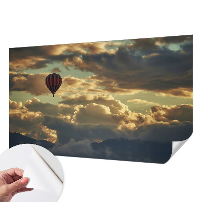 Fotobehang babykamer met een print van een ballon tussen de wolken