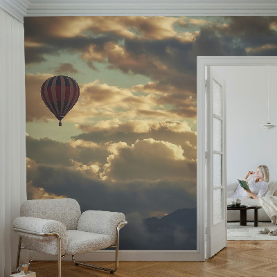 Fotobehang babykamer met een print van een ballon tussen de wolken