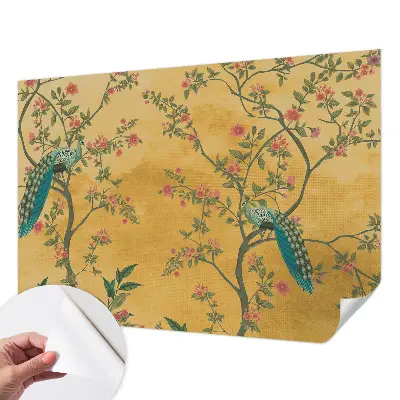 Fotobehang babykamer met een patroon van pauwen in bomen