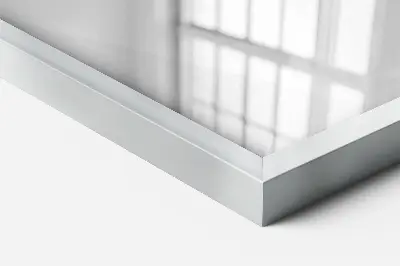 Spiegel met zilveren rand met een elegant ontwerp