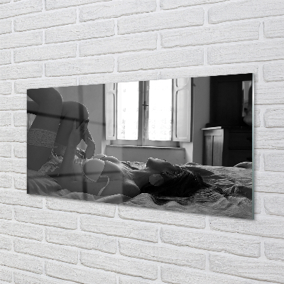 Foto in plexiglas Liggende vrouw die het venster bekijkt