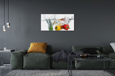 Canvas doek foto Kleurrijke paprika's in water