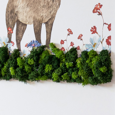 Levend mos schilderij Herten onder bloemen