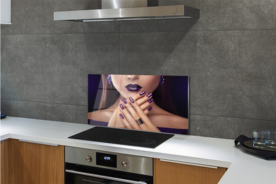 Moderne keuken achterwand Vrouwelijke handen met paarse lippen
