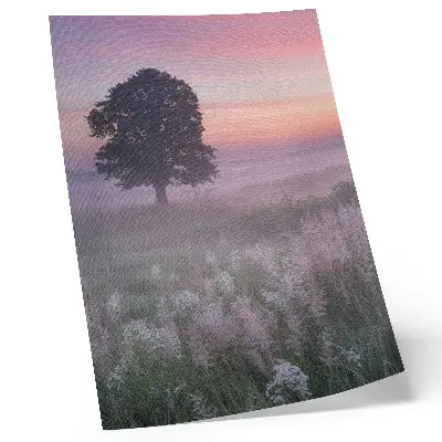Wandposter eenzame boom in de mist met pastelkleuren in de lucht