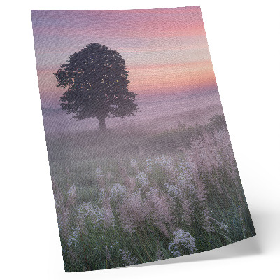 Wandposter Eenzame boom in de mist, pastelkleuren van de hemel.