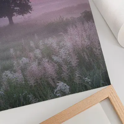 Wandposter eenzame boom in de mist met pastelkleuren in de lucht