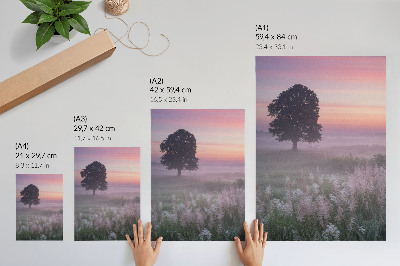 Wandposter Eenzame boom in de mist, pastelkleuren van de hemel.