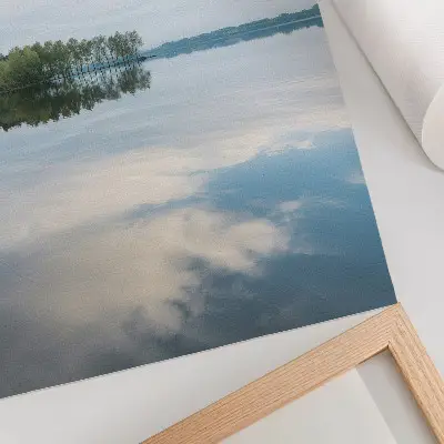 Decoratieve poster met weerspiegeling van bomen in rustig water