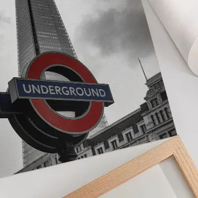 Wandposter moderne wolkenkrabber met minimalistische metro-reclame compositie