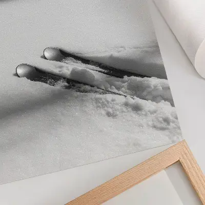 Poster minimalistisch ontwerp met witte en grijze ski's in schaduw voor een rustige uitstraling