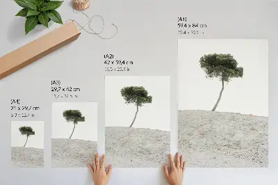 Decoratieve poster eenzame boom op een lichte achtergrond in minimalistische stijl