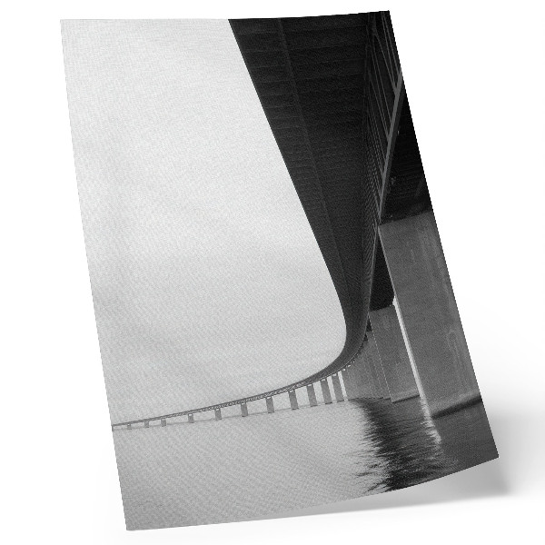 Wandposter De ruwe structuur van de brug over het water.