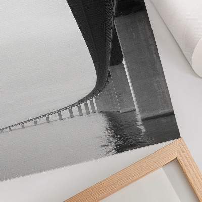 Wandposter De ruwe structuur van de brug over het water.
