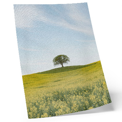 Decoratieve poster Een boom op een heuvel in een geel veld.