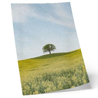 Decoratieve poster met een boom op een heuvel in een geel veld