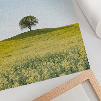 Decoratieve poster Een boom op een heuvel in een geel veld.