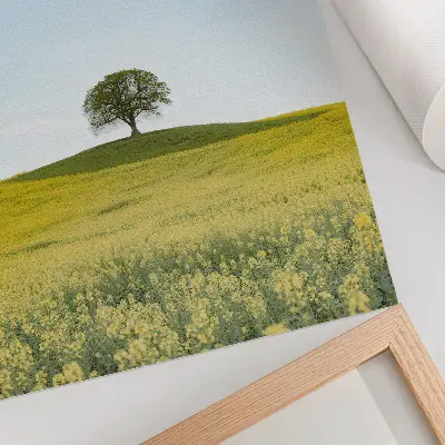 Decoratieve poster met een boom op een heuvel in een geel veld