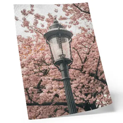 Poster roze bomen en een zwarte lantaarn in een nostalgische sfeer