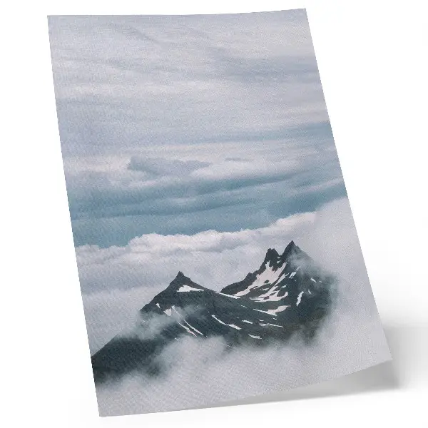 Poster bergtoppen in de mist met een rustgevende en elegante uitstraling