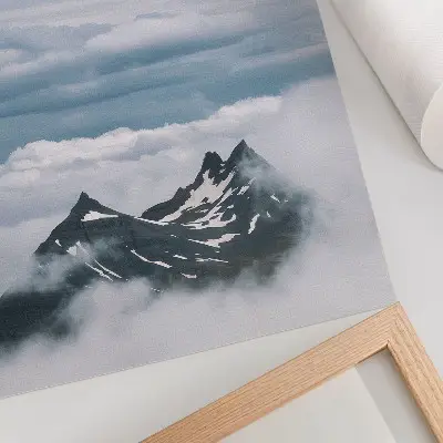 Poster bergtoppen in de mist met een rustgevende en elegante uitstraling