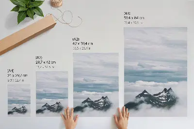 Poster bergtoppen in de mist met een rustgevende en elegante uitstraling