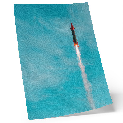 Wandposter Een raket die opstijgt in de blauwe lucht.