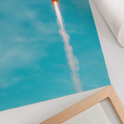 Wandposter Een raket die opstijgt in de blauwe lucht.