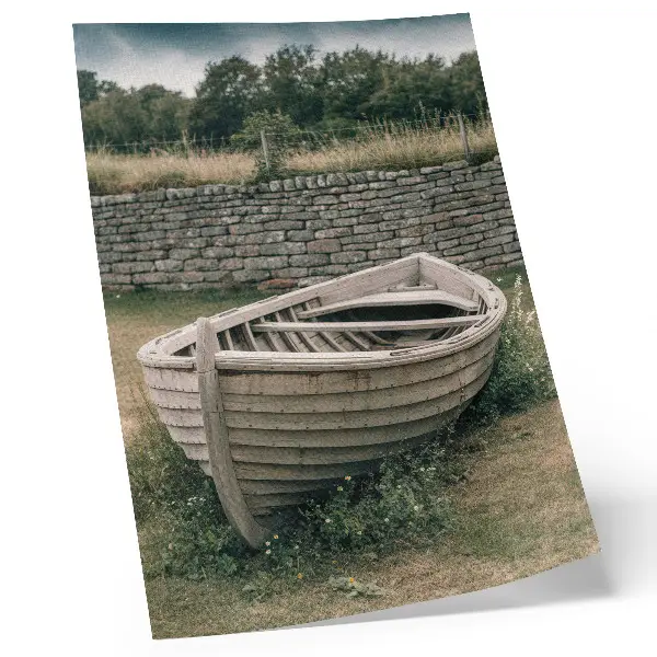 Poster verlaten boot in een natuurlijke omgeving met grasmuur