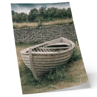 Poster verlaten boot in een natuurlijke omgeving met grasmuur