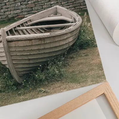 Poster verlaten boot in een natuurlijke omgeving met grasmuur