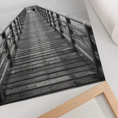 Wandposter zwart-witte pier bij kalm water in minimalistische landschapsstijl