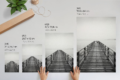 Wandposter Zwart-witte pier, kalm water, minimalistisch landschap
