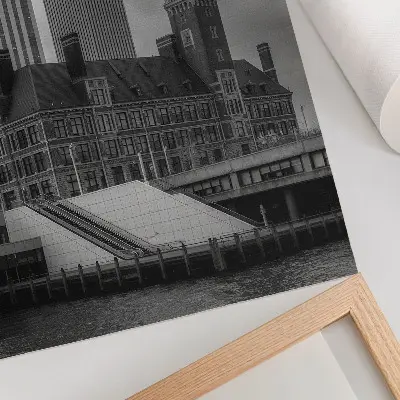 Poster hoogbouw met historisch gebouw en kleurcontrast