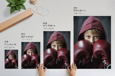 Decoratieve poster Kind in een bordeauxrode sweater, boxershort met handschoenen, minimalistisch design.