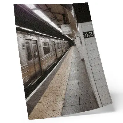 Wandposter modern metroperron in een dynamische architectonische ruimte