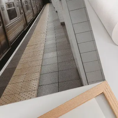 Wandposter modern metroperron in een dynamische architectonische ruimte
