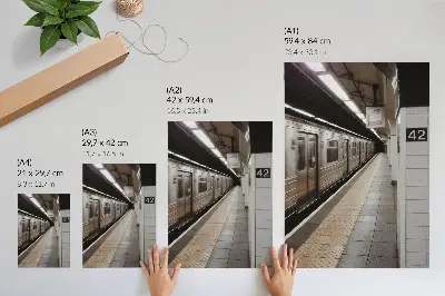 Wandposter modern metroperron in een dynamische architectonische ruimte