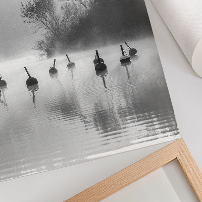 Poster Zwart-wit landschap met boeien en mist