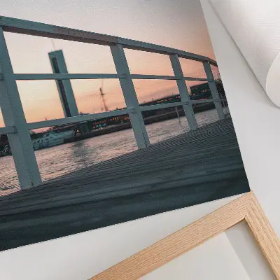 Decoratieve poster met een harmonieuze compositie van een balustrade bij water tijdens zonsondergang