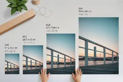 Decoratieve poster met een harmonieuze compositie van een balustrade bij water tijdens zonsondergang