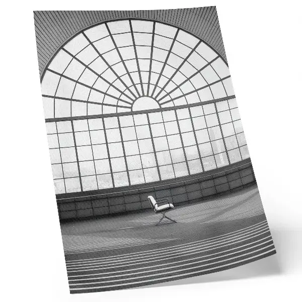 Wandposter grote boogvensters met minimalistische stoel